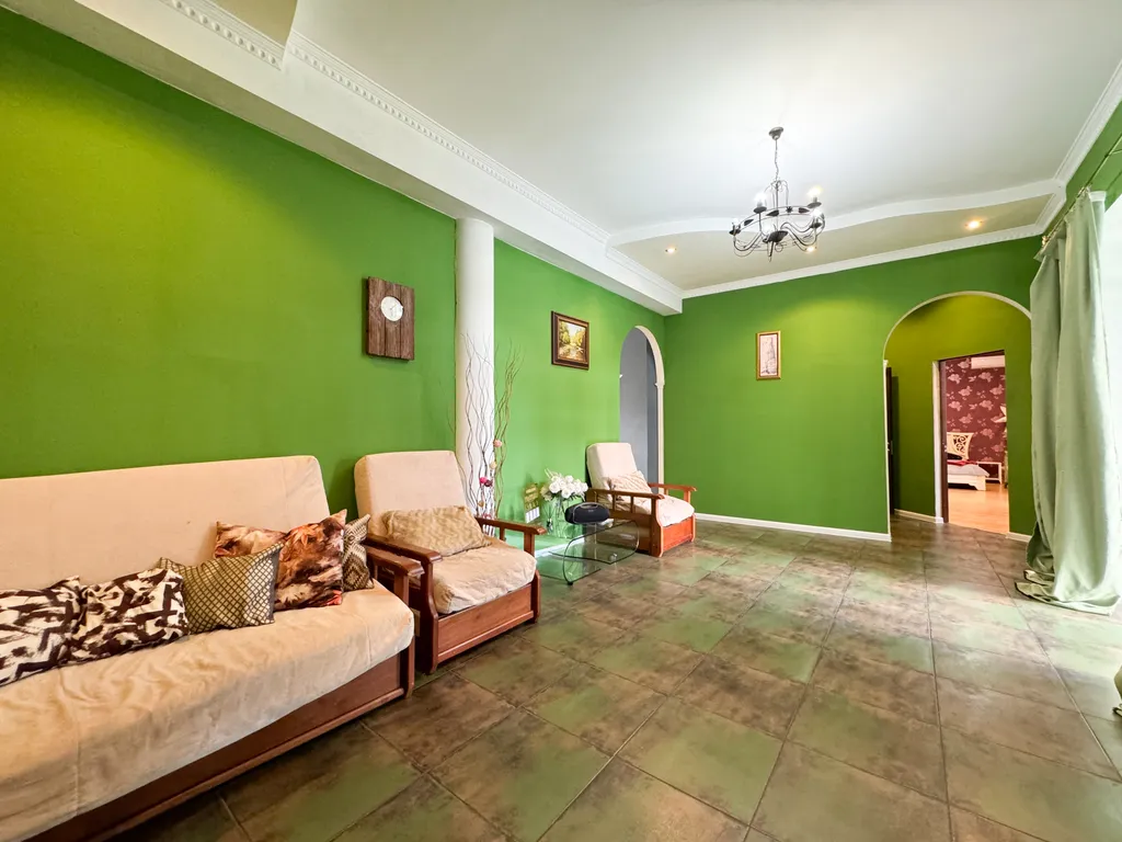 Дом с бассейном у парка Галицкого