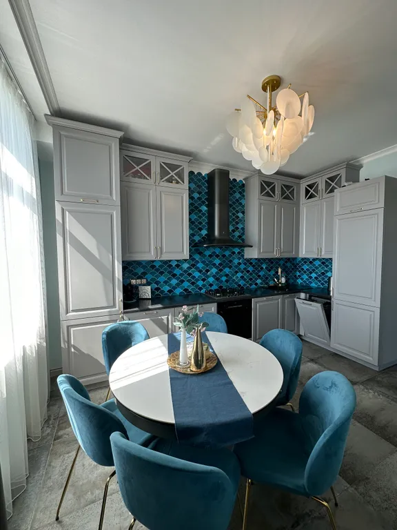 Дизайнерская большая квартира на берегу моря