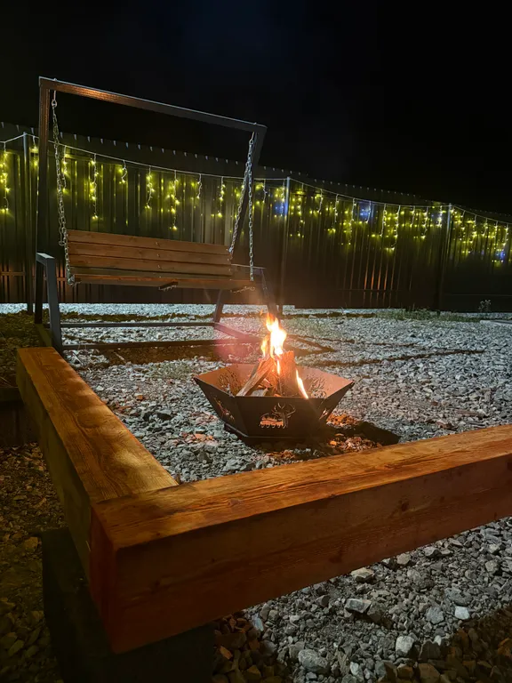 Уютный домик у реки для семейного отдыха