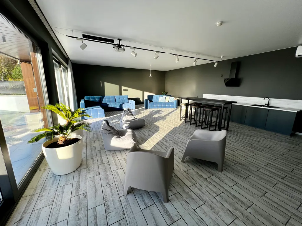 Gide villa посреди леса с видом на море