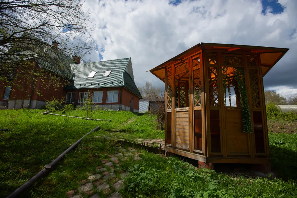 Большой трехэтажный дом