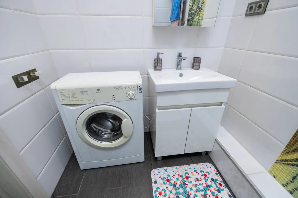 Большая студия с потолками 3 метра и Smart TV