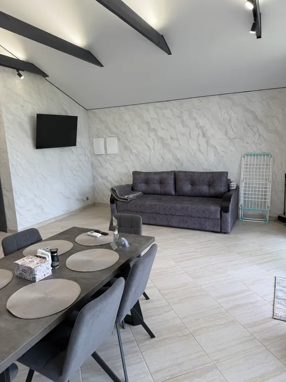 Уютный дом на берегу реки