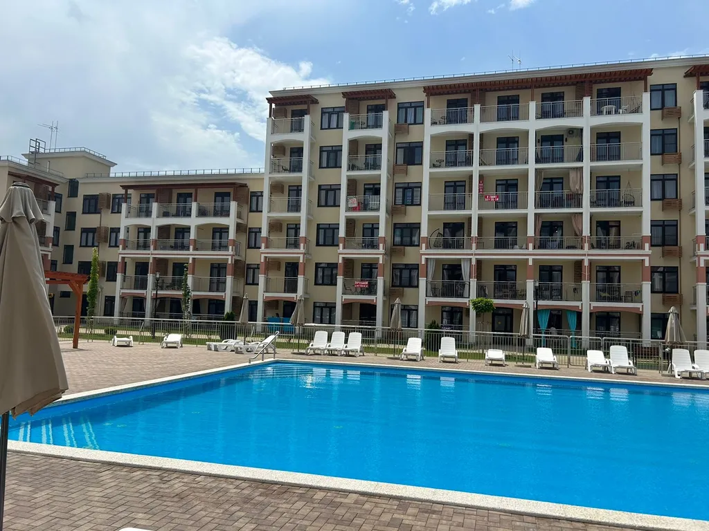 Студия с бассейном