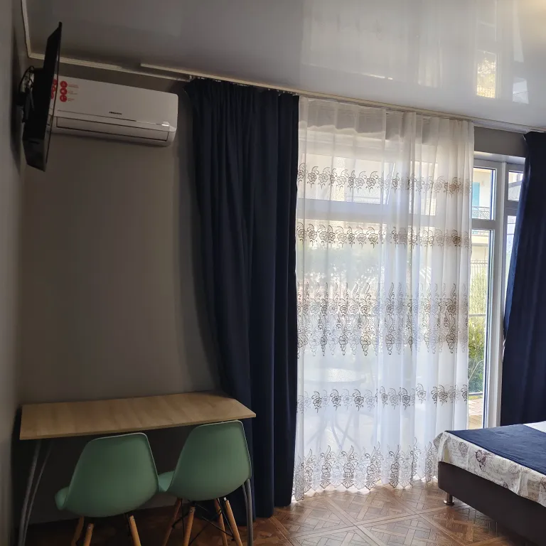 Комната уютная, большая с балконом