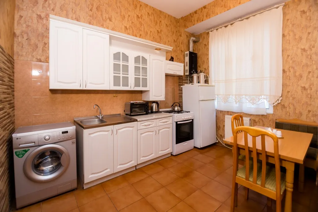 Трехкомнатная квартира с верандой в центре города