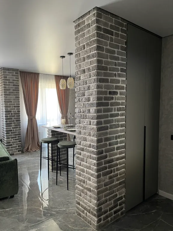 Дизайнерская современная студия в новом доме рядом с центром города