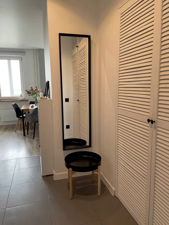 Стильная студия с красивым видом из окна