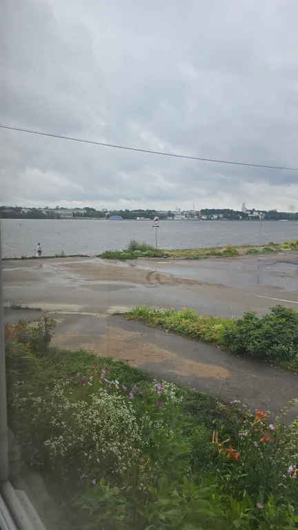 Уютная часть дома на берегу Волги в городе