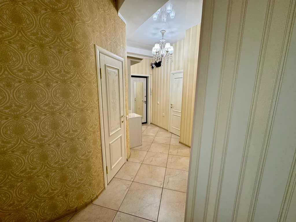 Трехкомнатная квартира возле ТЦ Европа