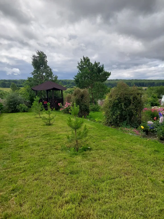 Уютный дом на берегу реки