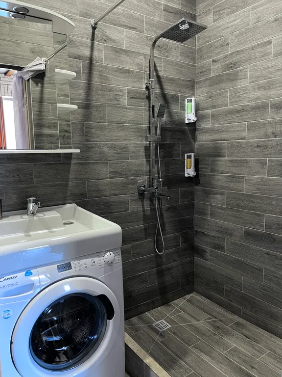 Красивый дом с видом на горы и реку