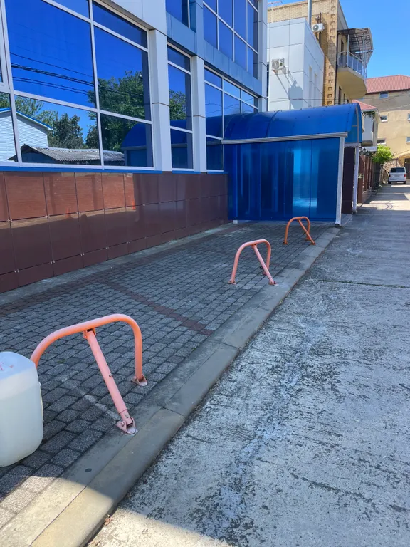 Парковка возле гостевого дома 