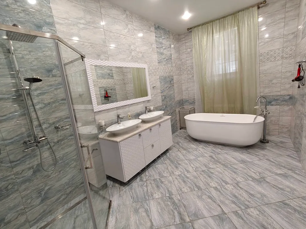 Частный дом с беседкой