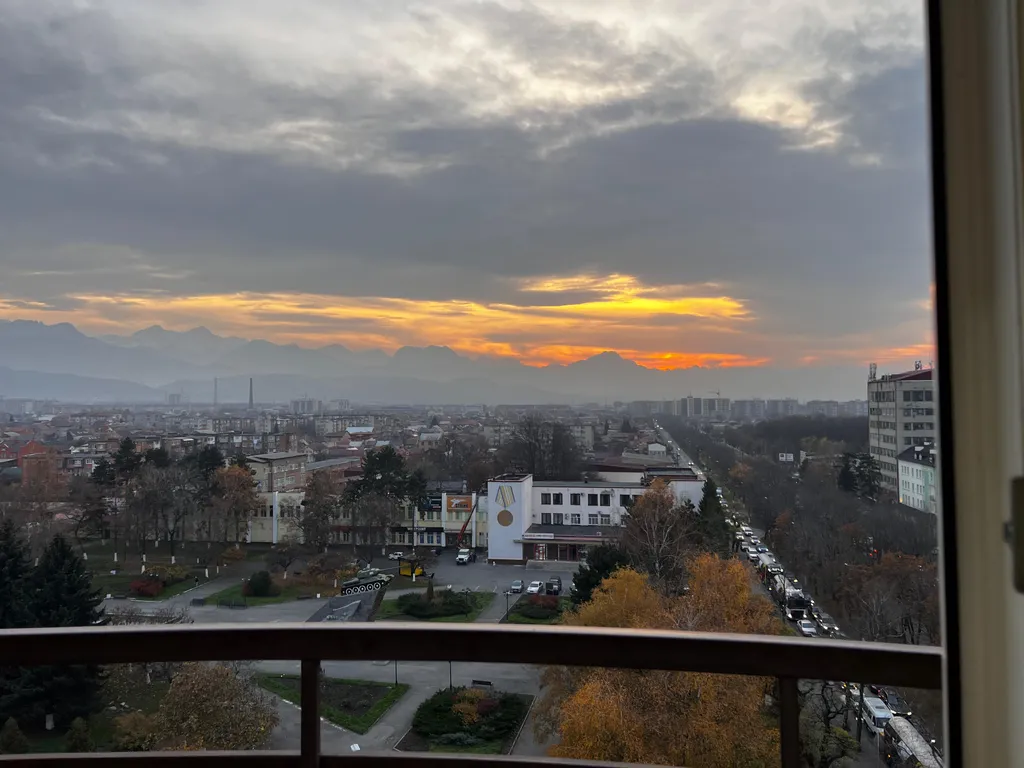 Уютная квартира с видом на город и горы