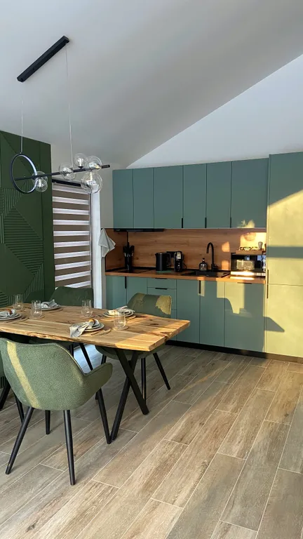 Дом с панорамными окнами и видом на лес