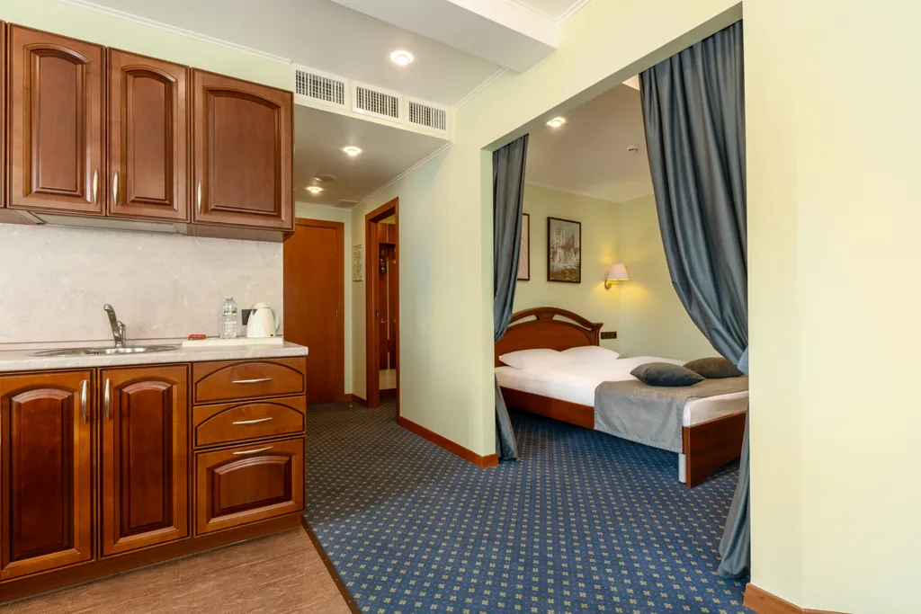 Семейный номер с кухонной зоной, отдельной гардеробной в 30 метрах от метро