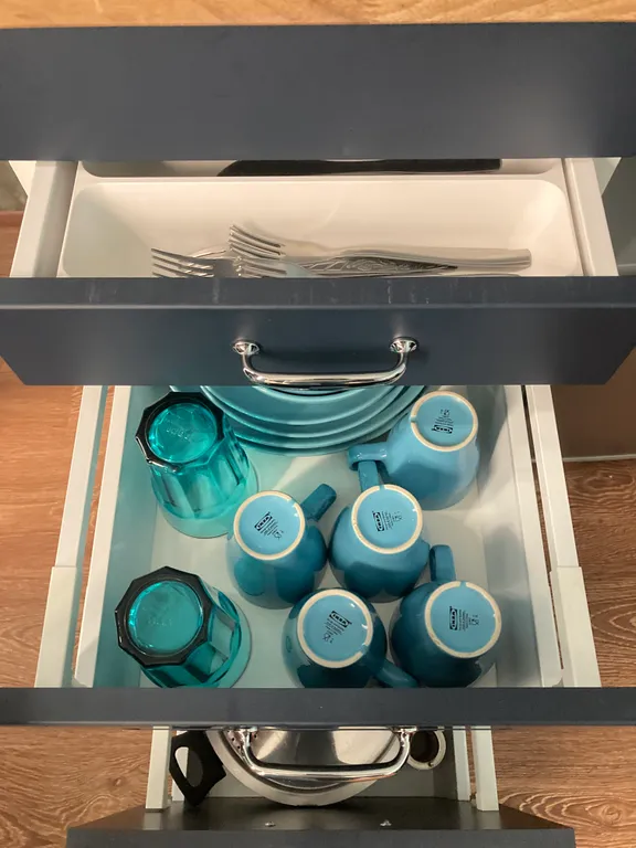 Современная чистая студия с панорамными окнами на горы