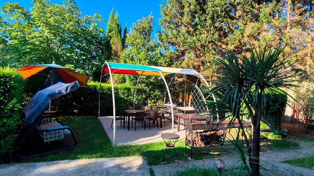 Трёхэтажный таунхаус в живописном месте с большим садом