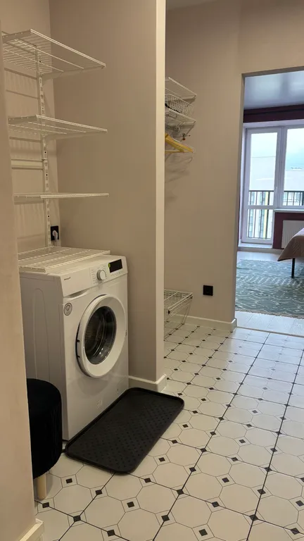 Большая светлая студия с дизайнерским ремонтом рядом с аэропортом