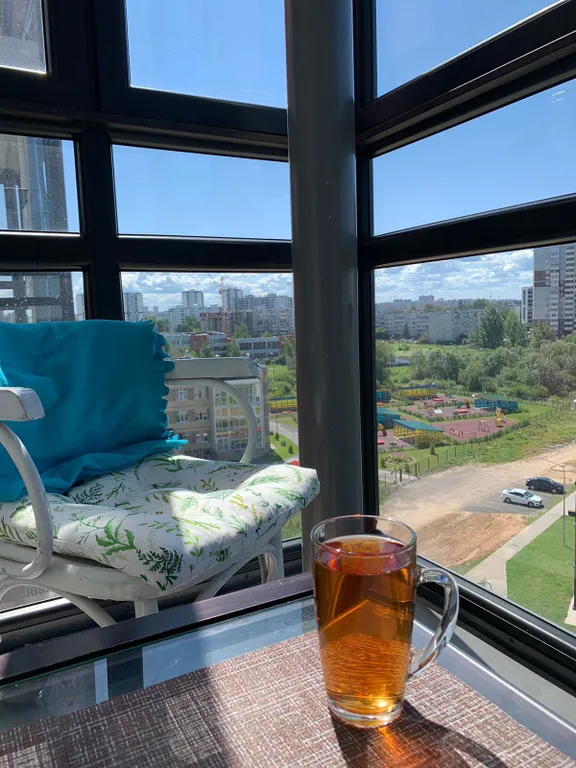 Студия с видом на поля и оранжевый закат