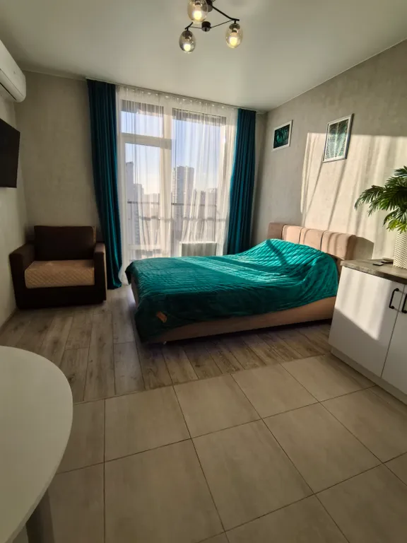 Студия с видом на город