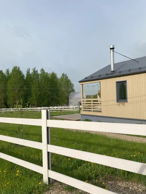 Дом с панорамными окнами и камином в Болотов Деревне