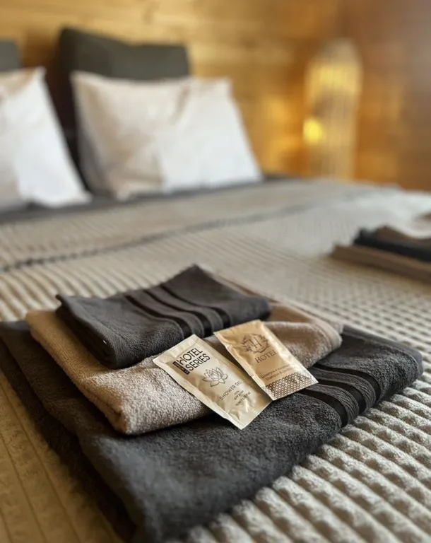 Уютный дом в жилой деревне возле реки