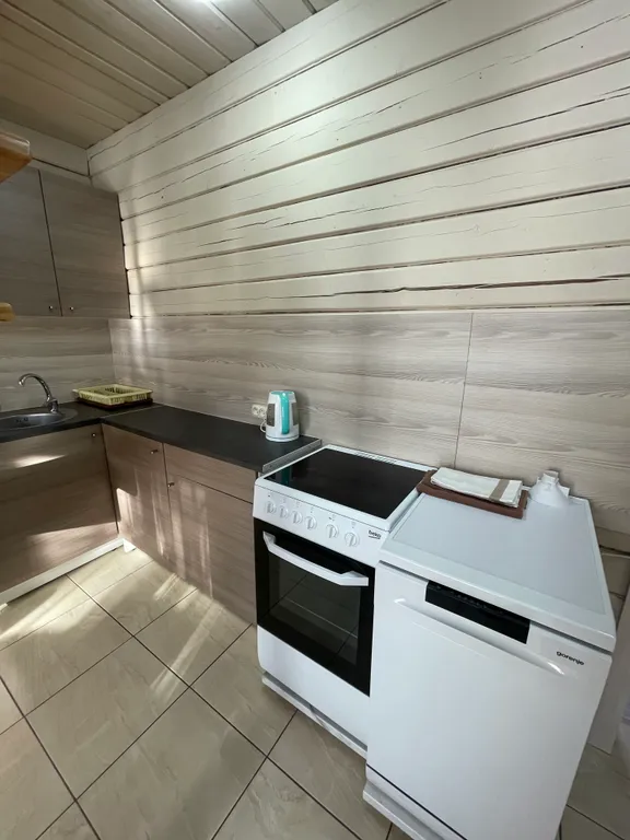 Небольшой уютный дом рядом с пихтовым лесом