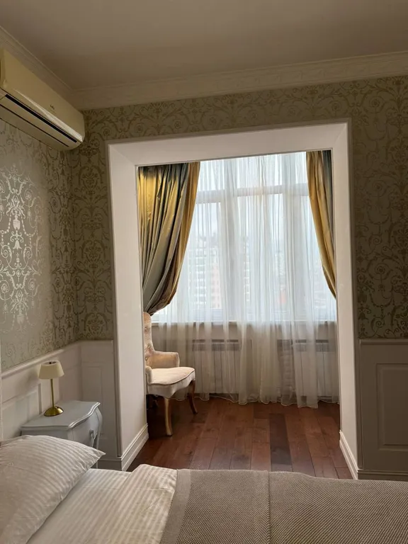 Квартира с видом на горы, город и храм Святого Георгия от Juls Apart