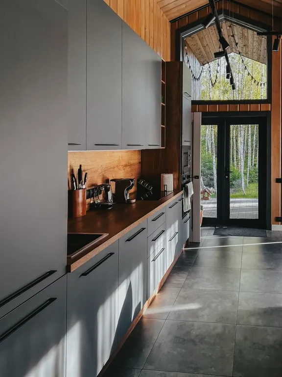 Дизайнерский панорамный дом с сауной в хвойном лесу