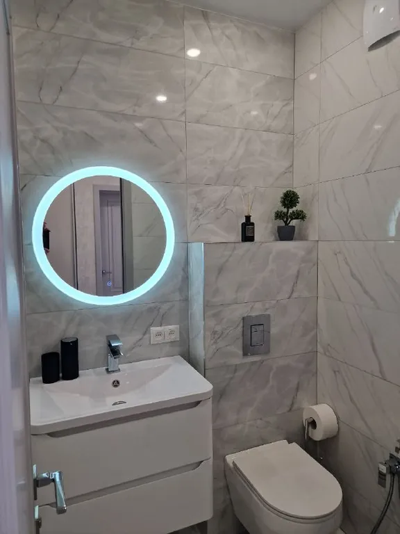 Апартамент с панорамными окнами и очками виртуальной реальности