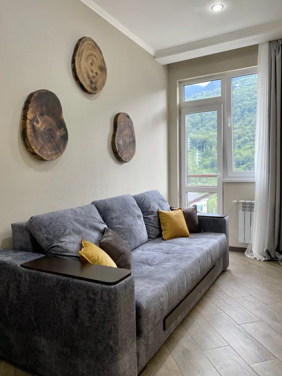 Евродвухкомнатный апартамент с балконом и видом на пик Аибга