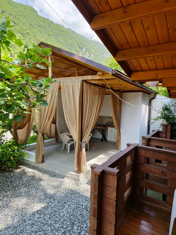 Коттедж Эко домик с парковкой рядом с горной рекой — Гагра