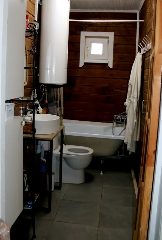 Коттедж на берегу реки с видом на сосновый лес