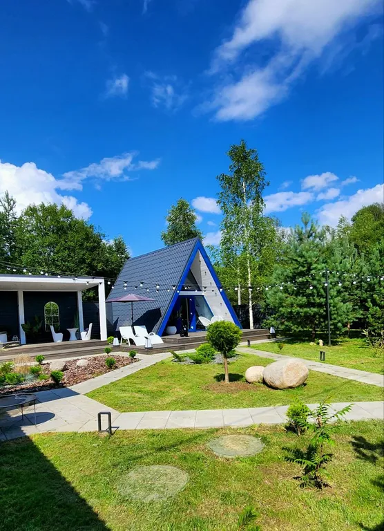 Уютный треугольный дом в 25 км от Минска с видом на лес.