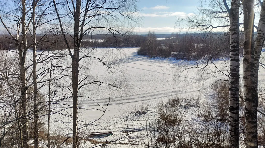 Уютный домик у озера с балконом