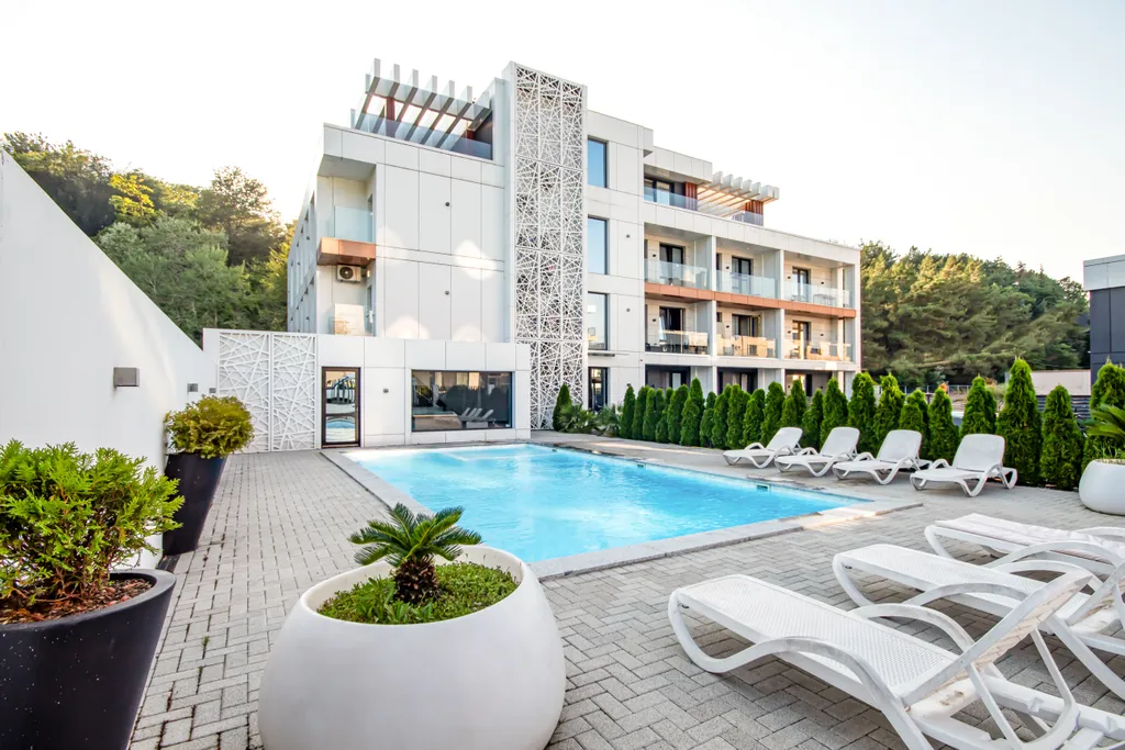 Квартира с летним бассейном