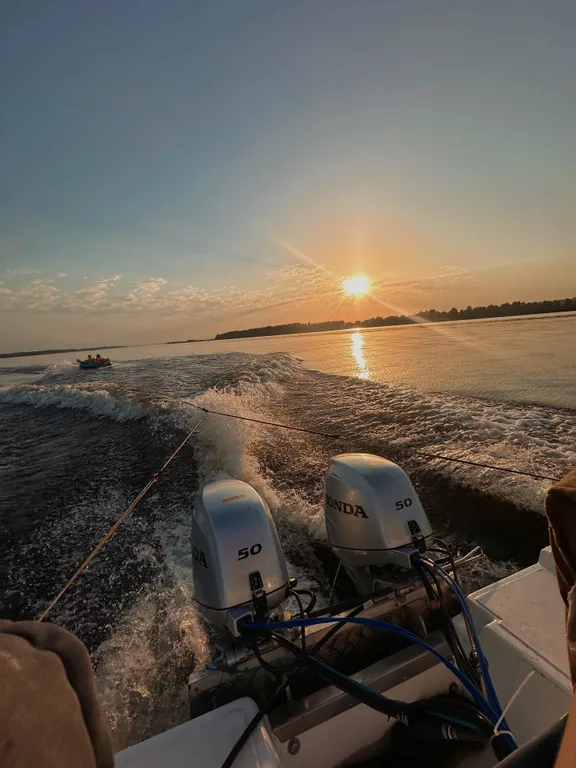 Двухэтажный дом на берегу реки Волга