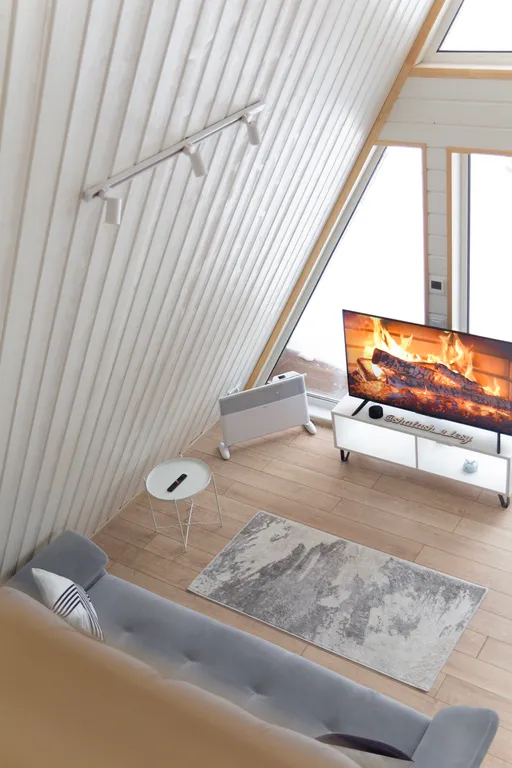 Уютный дом шалаш в лесу