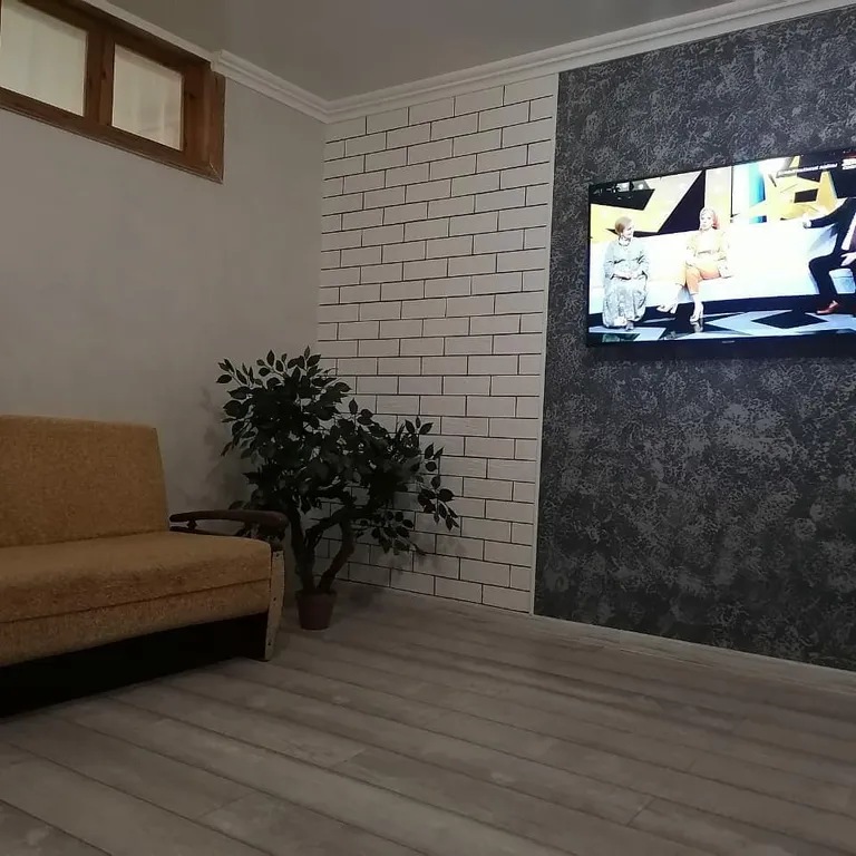 Коттедж с гаражом и двориком