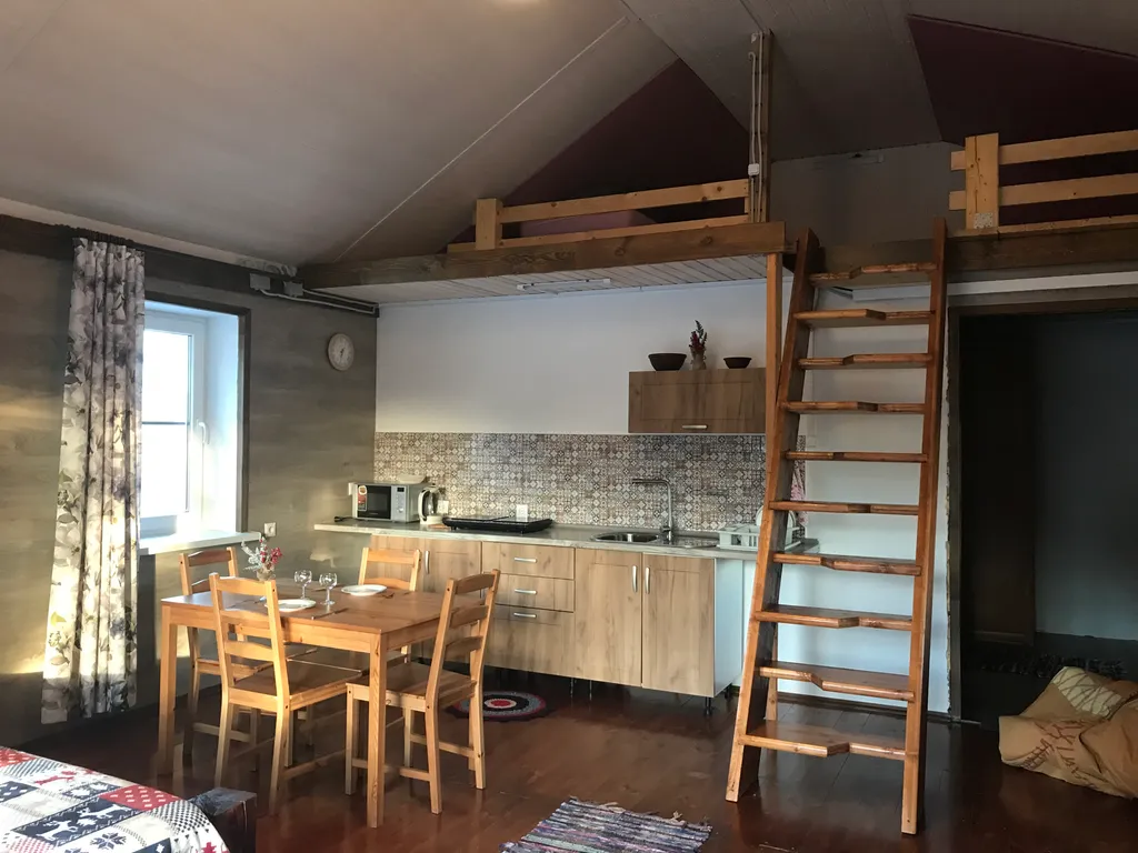 Загородный дом в лесу вблизи залива