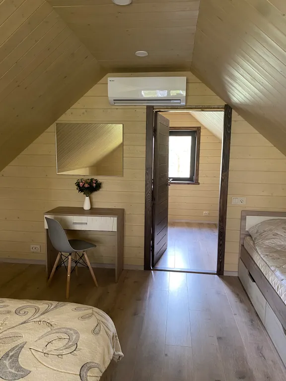 Уютный домик в лесу около реки