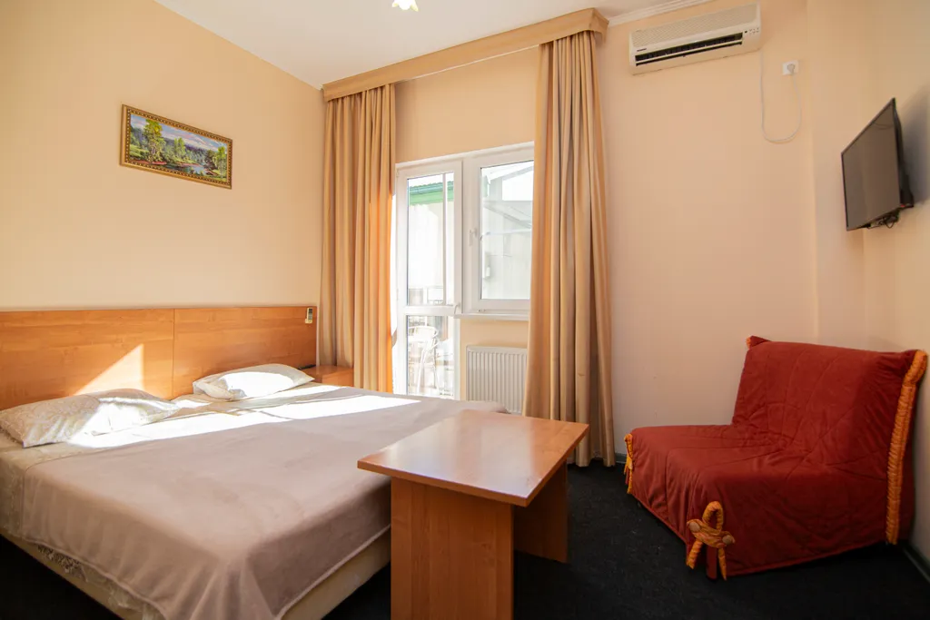 Квартира Трёхместный номер стандарт с балконом и видом во двор — аренда посуточно в Кабардинка