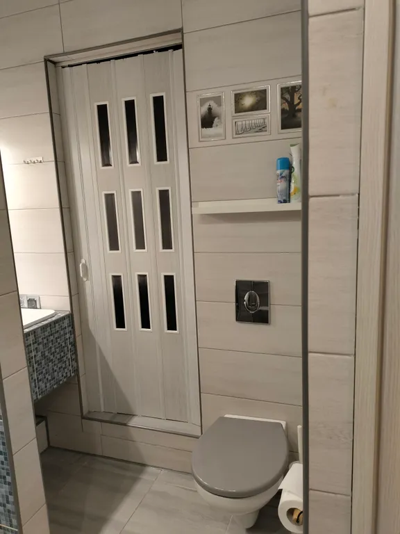 Уютный коттедж с дровяным камином, в окружении лесного массива