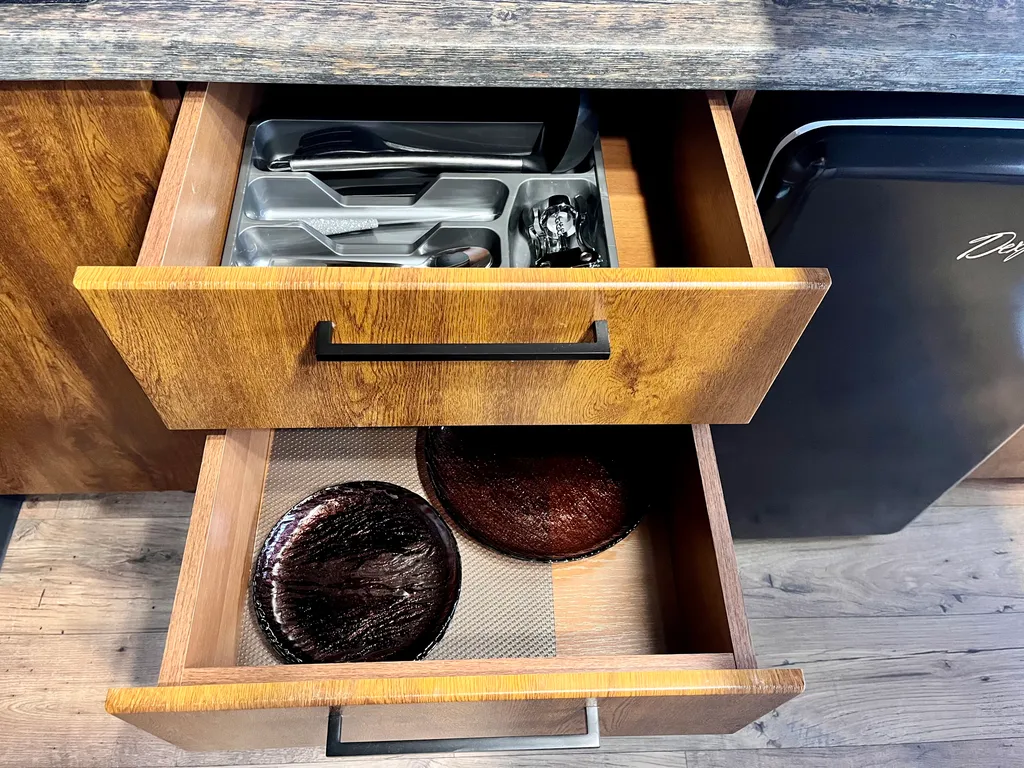 Стильная квартира с пилоном