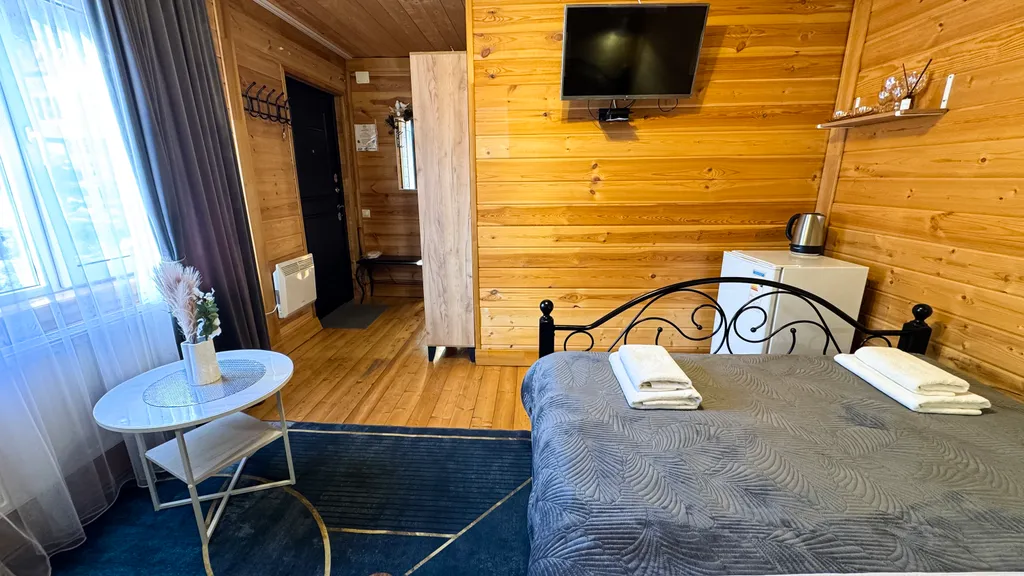 Часть дома с видом на горы