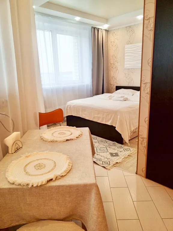 Возле ленты уютная студия