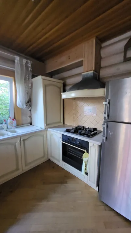 Уютный дом на побережье, на опушке соснового бора