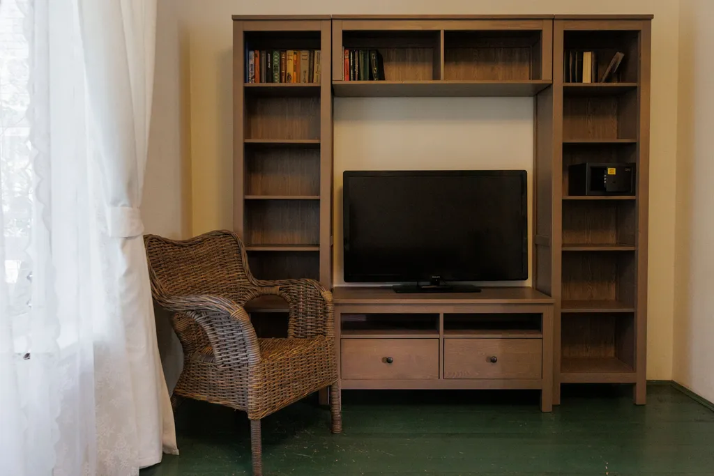 Коттедж в окружении лесных деревьев